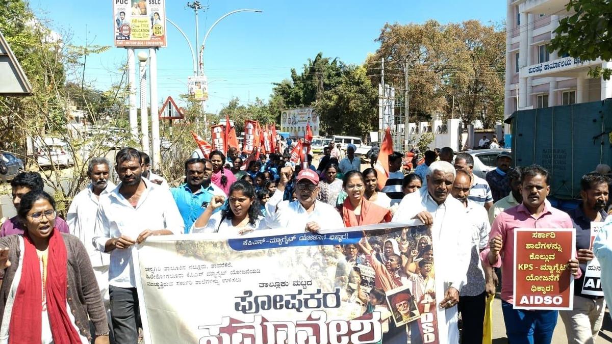 Protest against ‘KPS Magnet Schools’ in Davangere district
