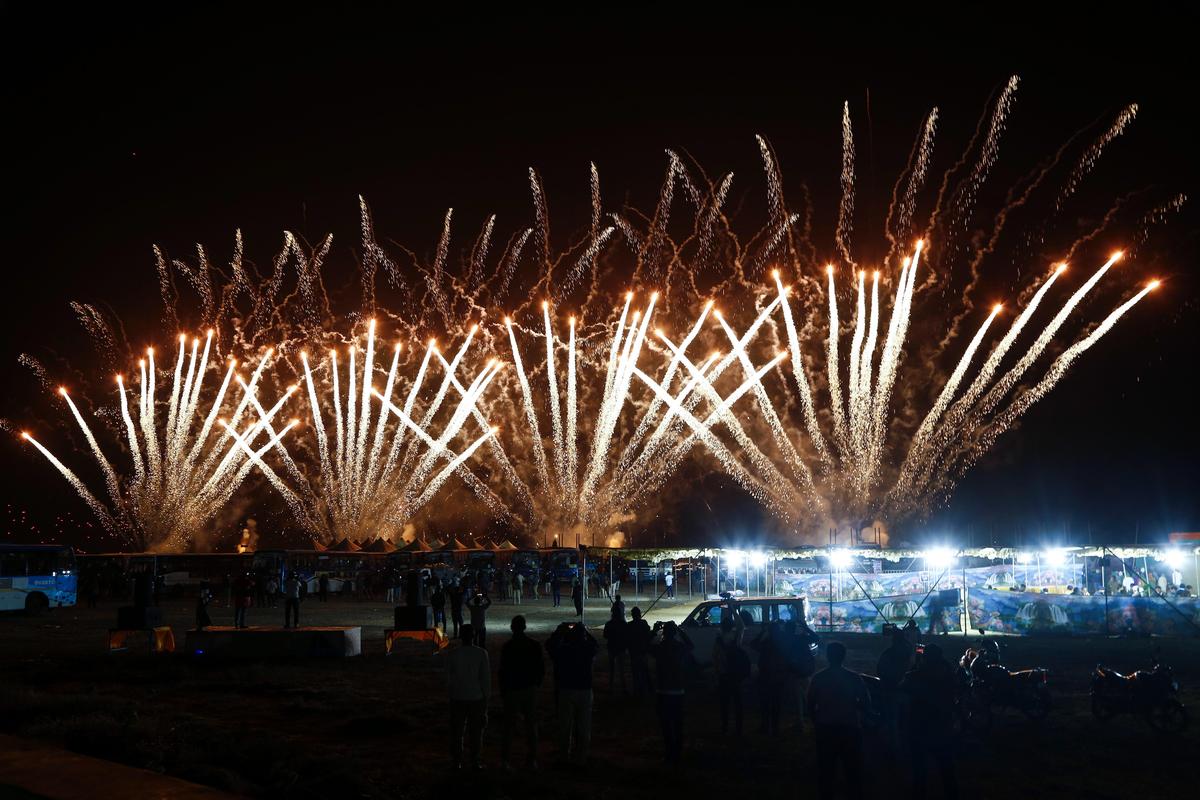 Il cielo si illumina con i fuochi d'artificio al tempio di Somnath durante il Somnath Swabhiman Parva, a Gir Somnath