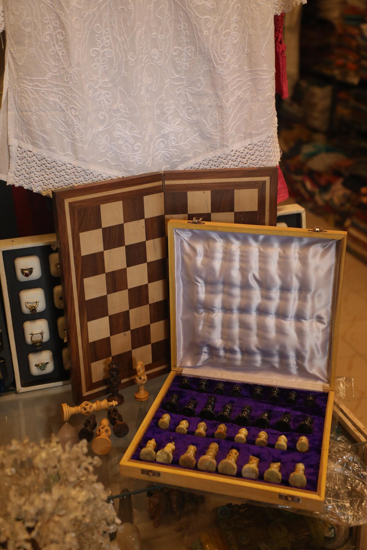 Schaakborden tentoongesteld in een souvenirwinkel