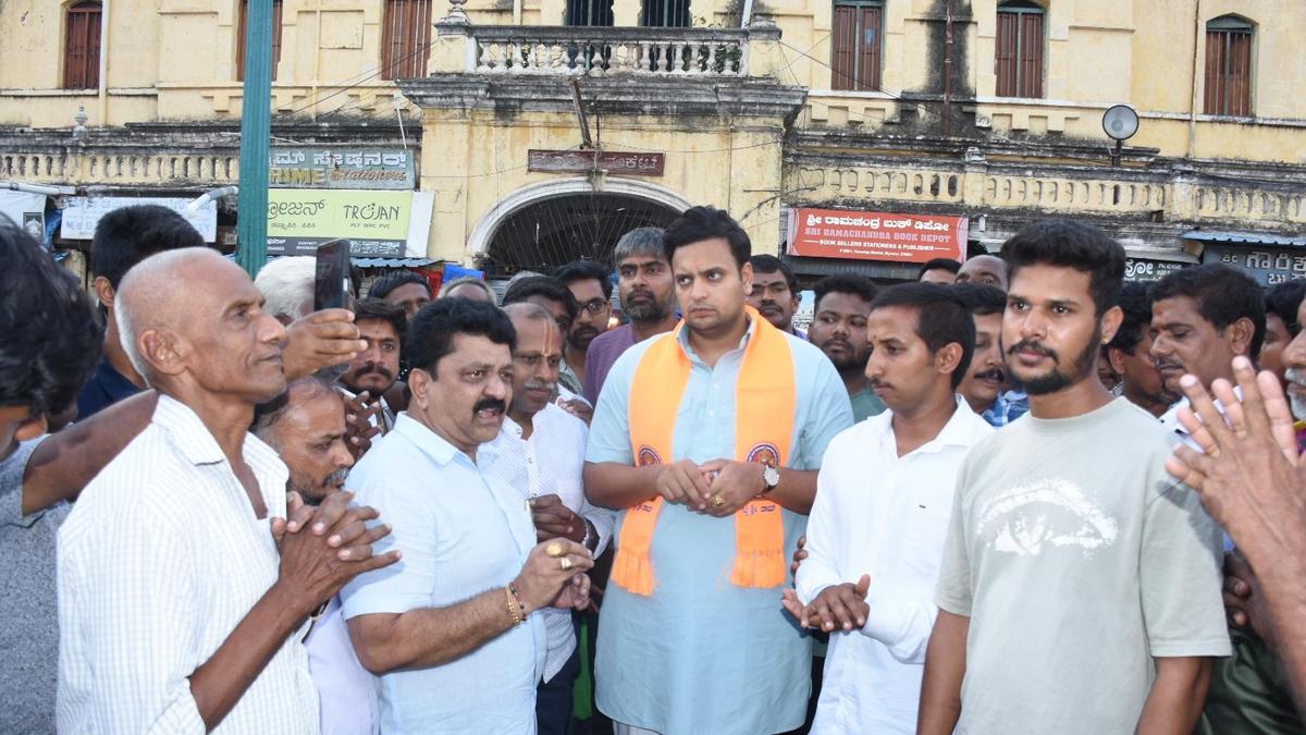 Yaduveer visits Devaraja Market amid restoration push