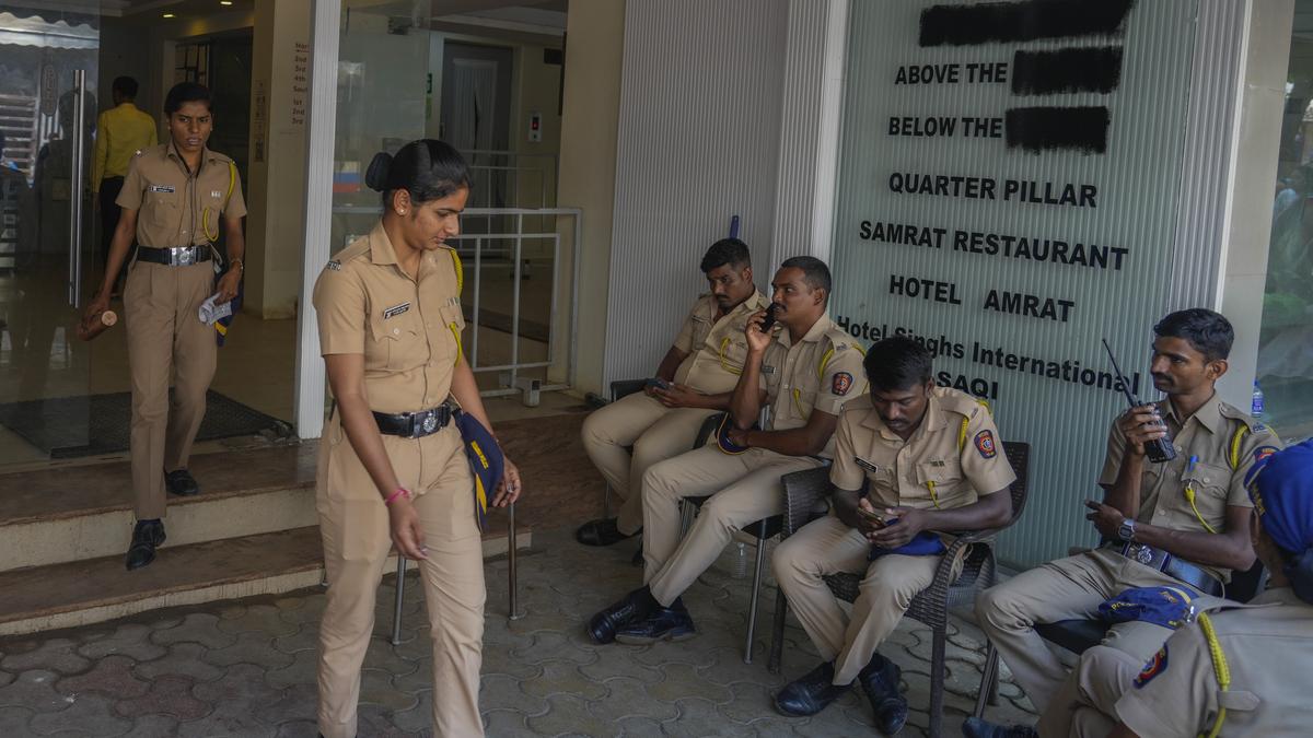 Mumbai police issues notice to Kunal Kamra