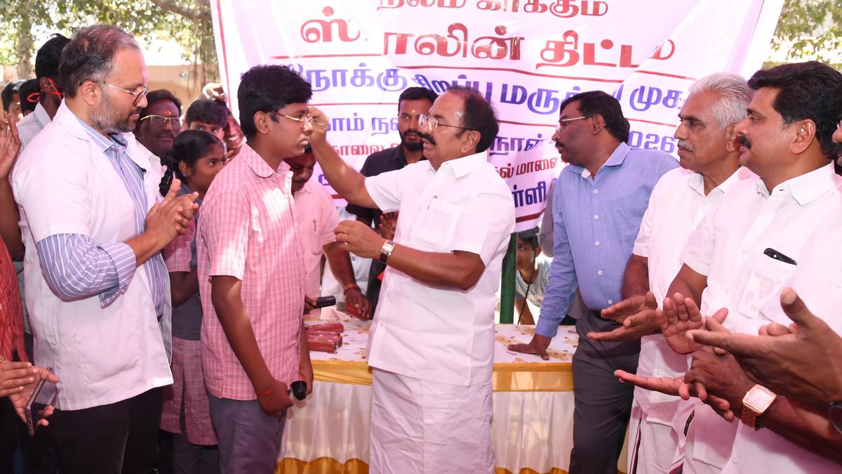 Minister inspects medical camps under Nalam Kaakkum Stalin in Salem
