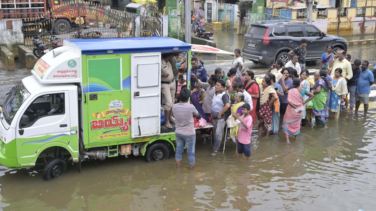 Rice being given by govt. is not of much use, say Vijayawada flood victims