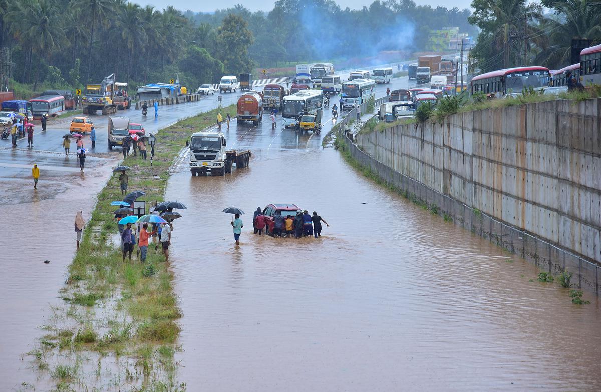 File photo of vehicles stuck in floods on the Bengaluru-Mysuru highway in Ramanagaram. 