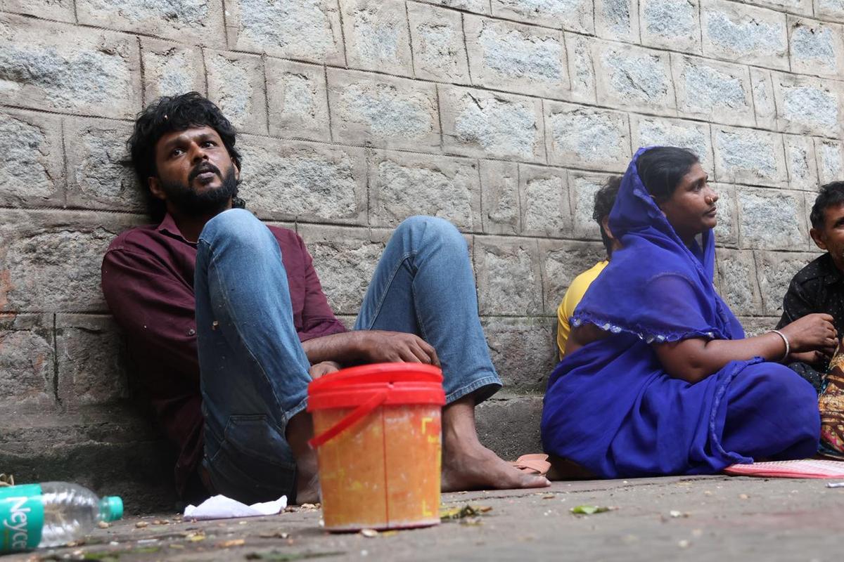 La storia segue il viaggio emotivo di Peter Patrick, un uomo pieno di dolore che cerca conforto nel bere. 