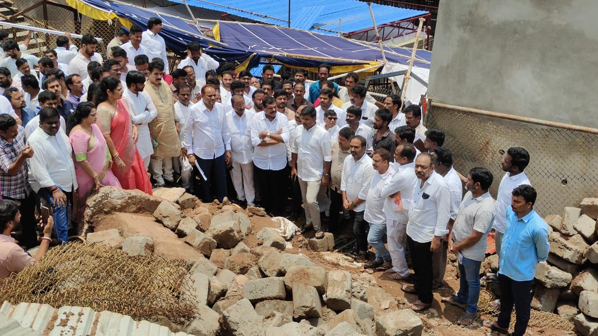 Botcha demands judicial probe into wall collapse at Simhachalam temple