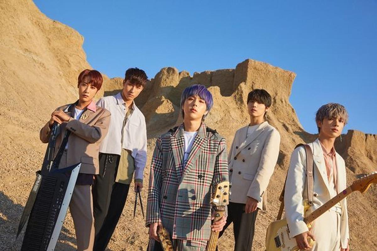 ONEWE, एक पाँच-टुकड़ा बैंड, वर्षों की दोस्ती और स्कूल के समय से एक साथ संगीत बजाने से विकसित हुआ। ONEWE, एक पाँच-टुकड़ा बैंड, वर्षों की दोस्ती और स्कूल के समय से एक साथ संगीत बजाने से विकसित हुआ।