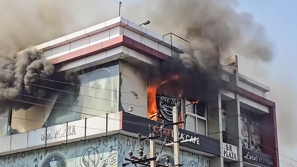 Massive fire engulfs restaurant in Kalaburagi