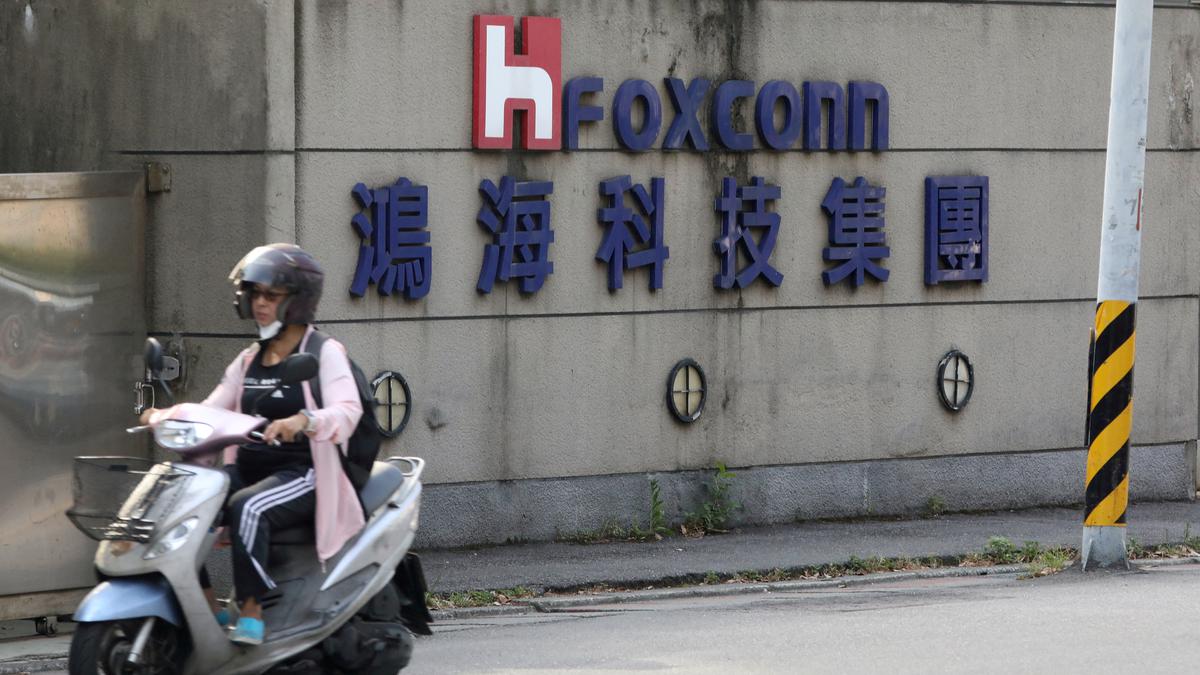 As China crisis goes on Taiwan wants Apple supplier Foxconn to back down on Tsinghua Unigroup Chinese chipmaker deal