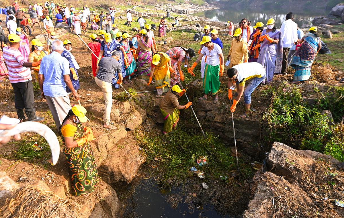 Volunteers cleaning Enugu Cheruvu near Sri Bhramarambha temple at Srisailam.