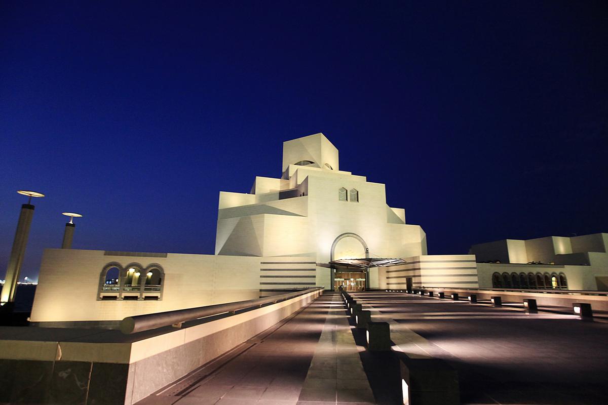 Museum Arsitektur Islam Doha, museum besar pertama di Teluk, merupakan jejak identitas Arab lokal dalam gaya neo-vernakular.
