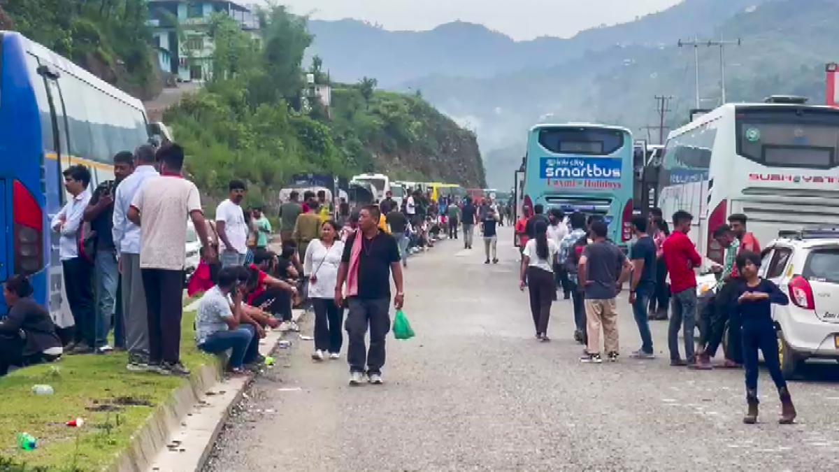 Himachal flash floods | Hundreds of commuters stranded as Chandigarh-Manali national highway blocked