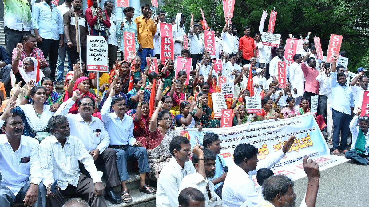 AIKKMS, SUCI(C) stage protest seeking relief for flood-affected people