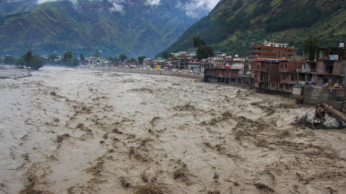 बाढ़ के पानी में तैरते देखे गए हिमालय के लट्ठों को मनुष्य ने नहीं, प्रकृति ने उखाड़ा: हिमाचल ने सुप्रीम कोर्ट को आश्वासन दिया बाढ़ के पानी में तैरते देखे गए हिमालय के लट्ठों को मनुष्य ने नहीं, प्रकृति ने उखाड़ा: हिमाचल ने सुप्रीम कोर्ट को आश्वासन दिया