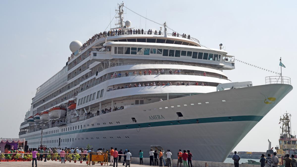 Luxus-Kreuzfahrtschiff besucht Thoothukudi Port