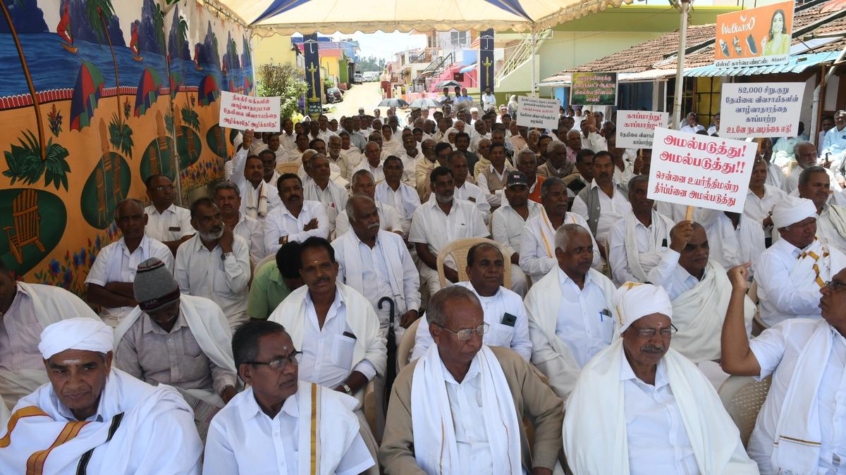Small tea growers on hunger strike in the Nilgiris