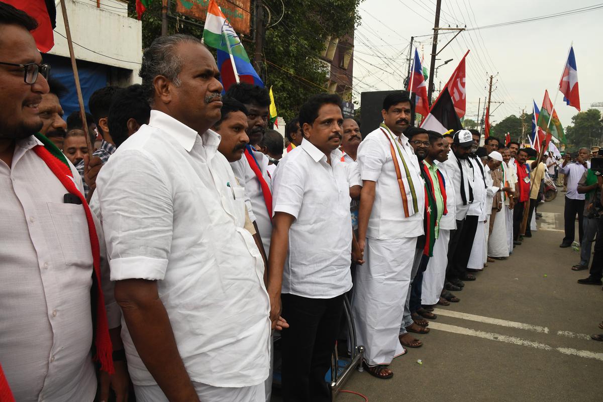 Human chain formed to promote communal harmony