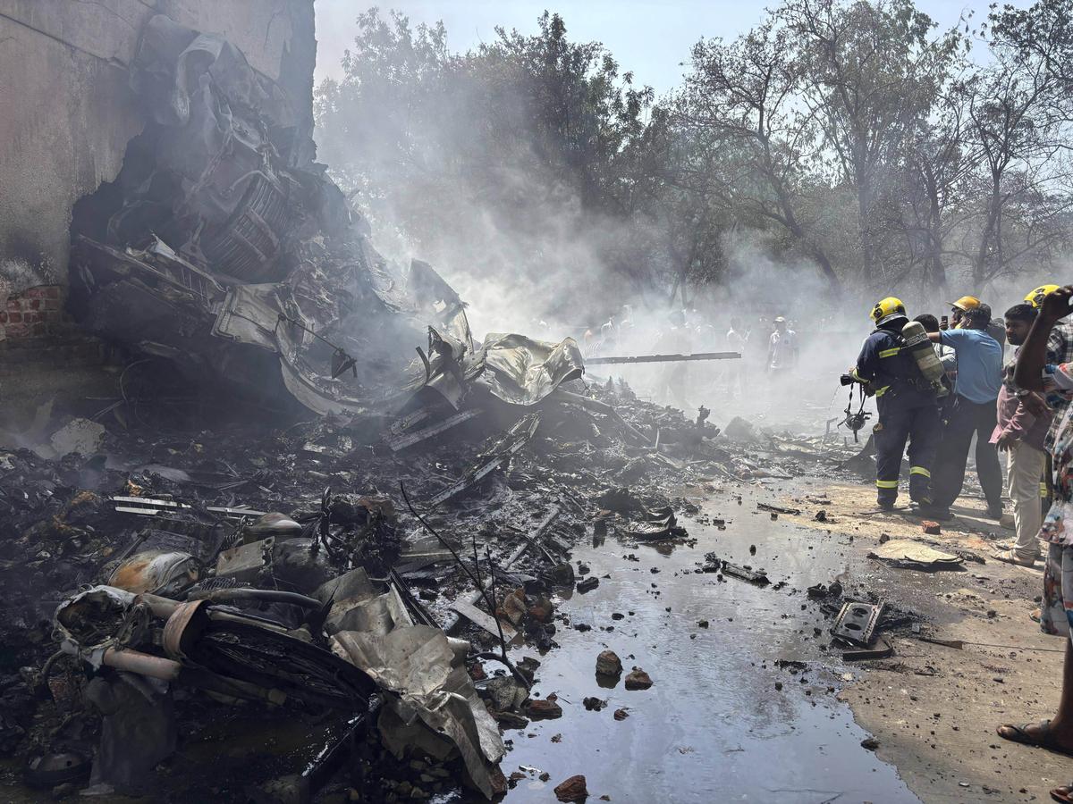 Air India Plane Crash : 242 यात्रियों को अहमदाबाद से लंदन ले जा रहा प्लेन  क्रैश, पूर्व सीएम रुपानी का नाम पैसेंजर लिस्ट में – Rudra News Express