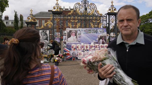 On Princess Diana’s 25th death anniversary, fans pay tribute outside Kensington Palace