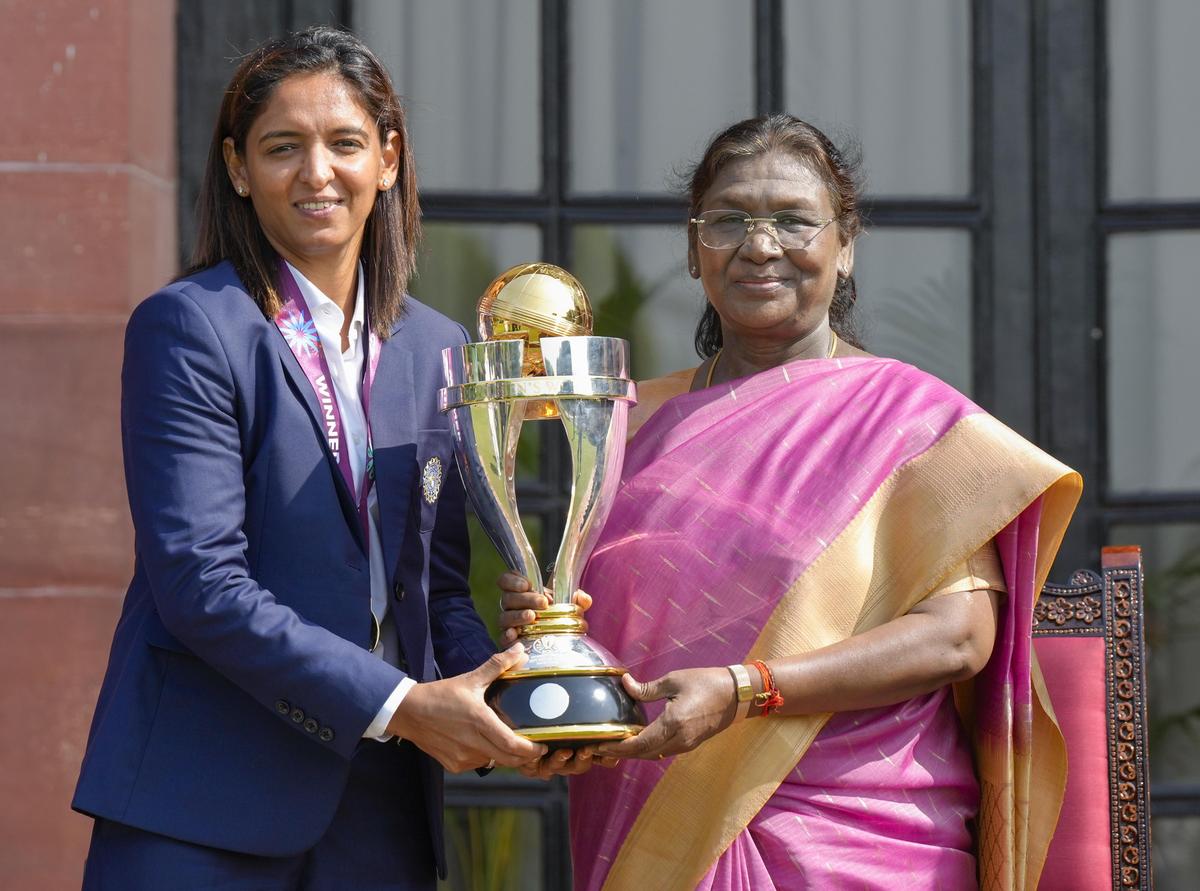 President Droupadi Murmu with women's cricket team captain Harmanpreet Kaur during a meeting following the team's victory in the ODI World Cup, at Rashtrapati Bhavan, in New Delhi, on Nov. 6, 2025.