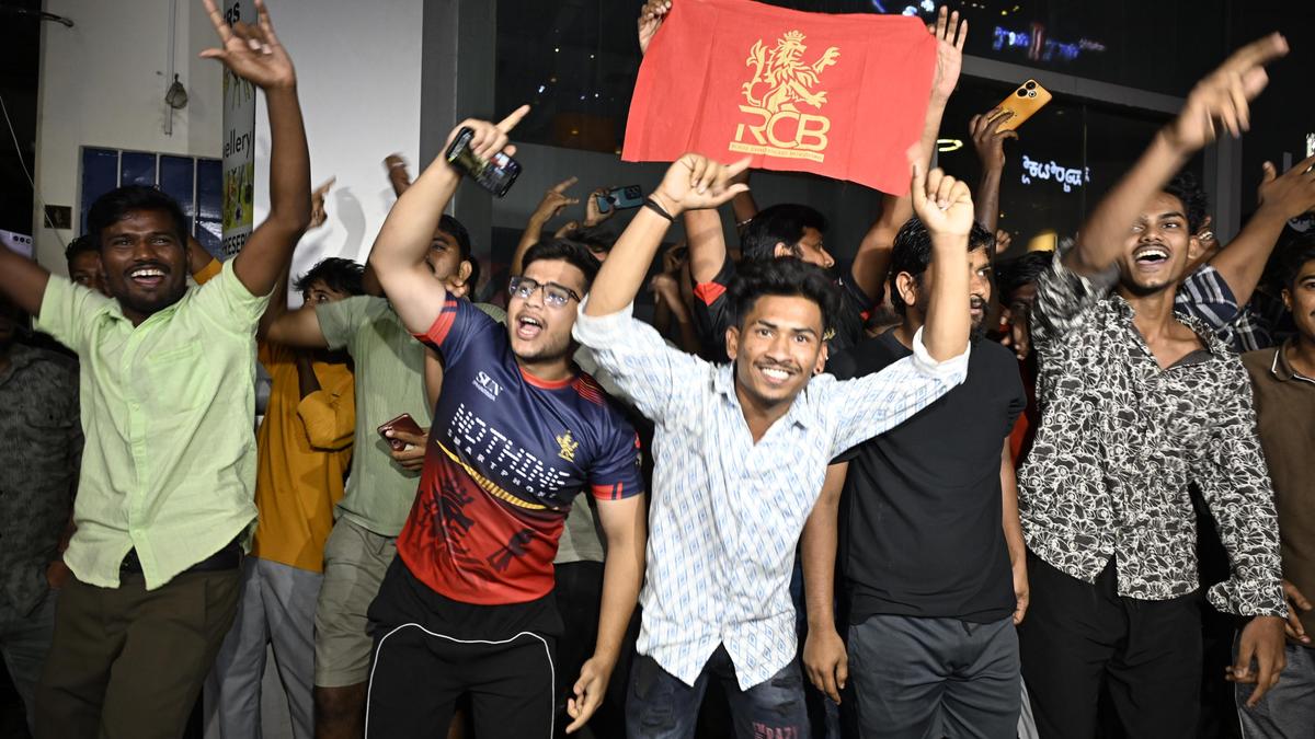 Political leaders hail victorious RCB, Siddaramaiah appeals for adhering to safety guidelines