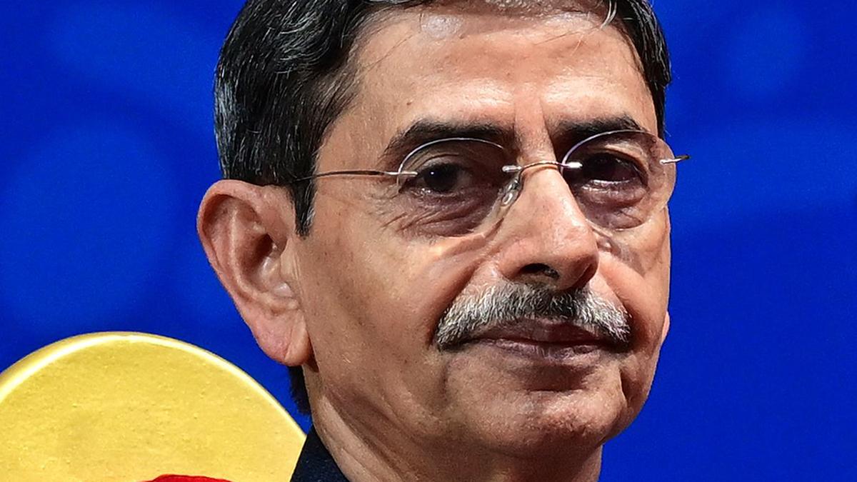 Governor felicitates scholars on Mahakavi Bharathiyar’s birth anniversary