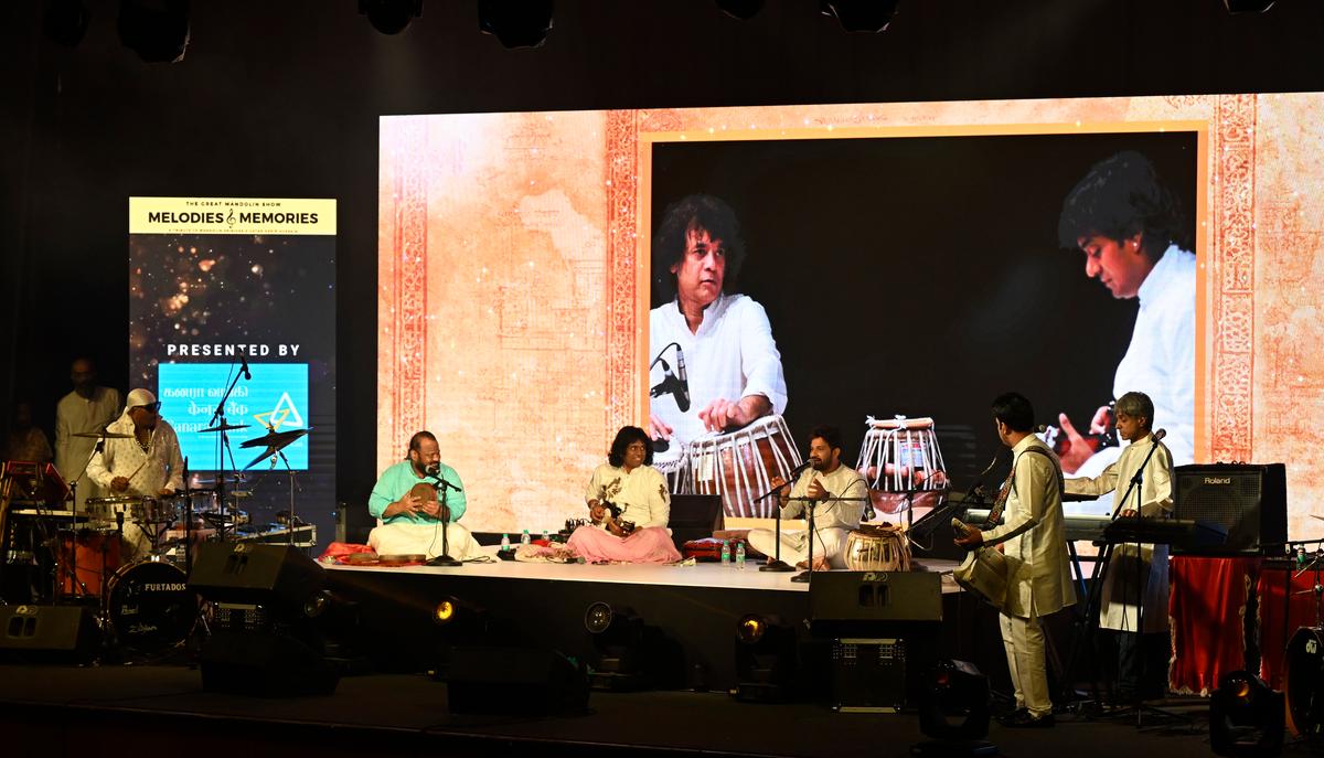 Mandoline u. At a tribute concert organized in memory of Rajesh, Stephen Dewasi, Karthik, Selvaganesh, Shivamani and Team in memory of Mandolin Srinivas and Zakir Hussain. 