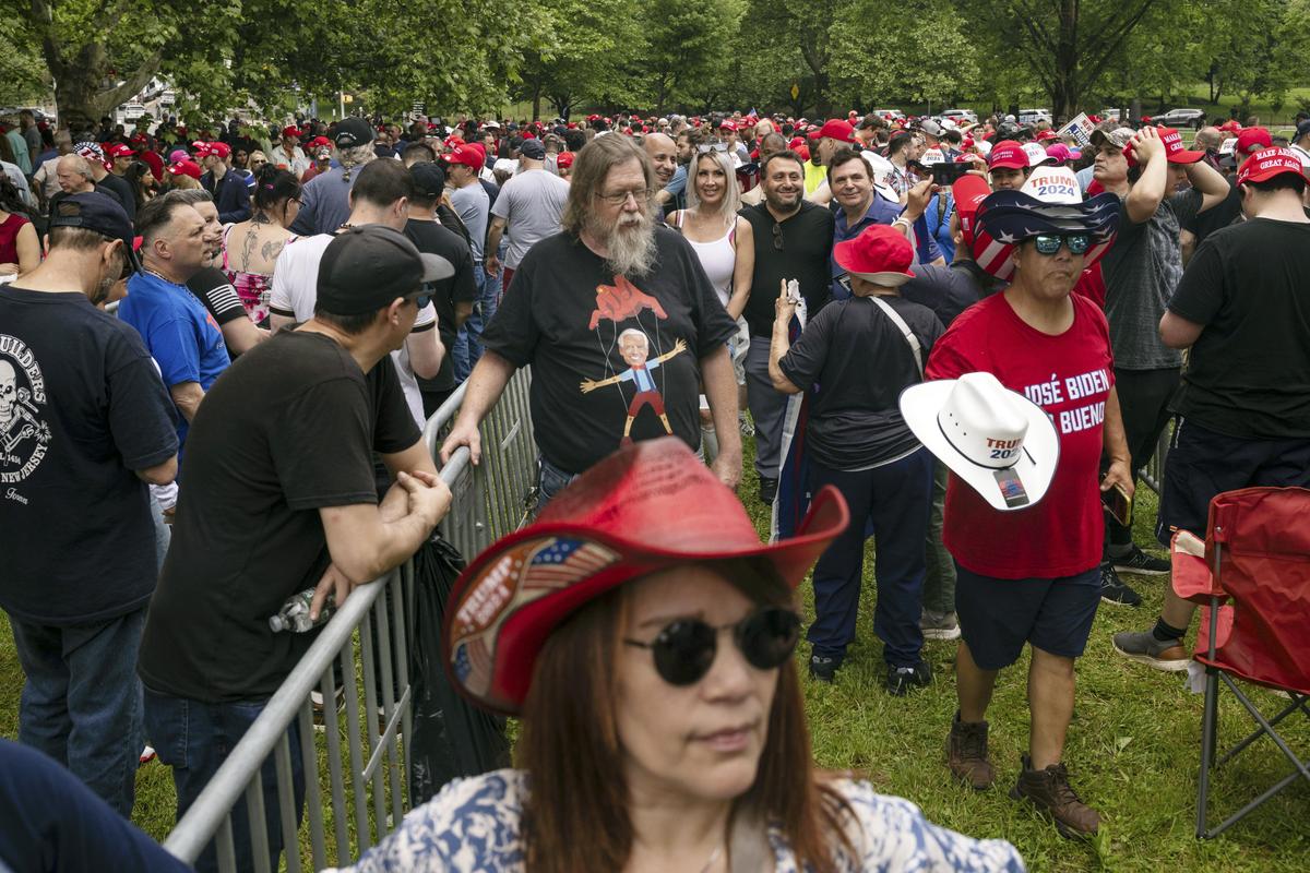 Trump campaigns in New York's South Bronx in a bid to woo non-white ...