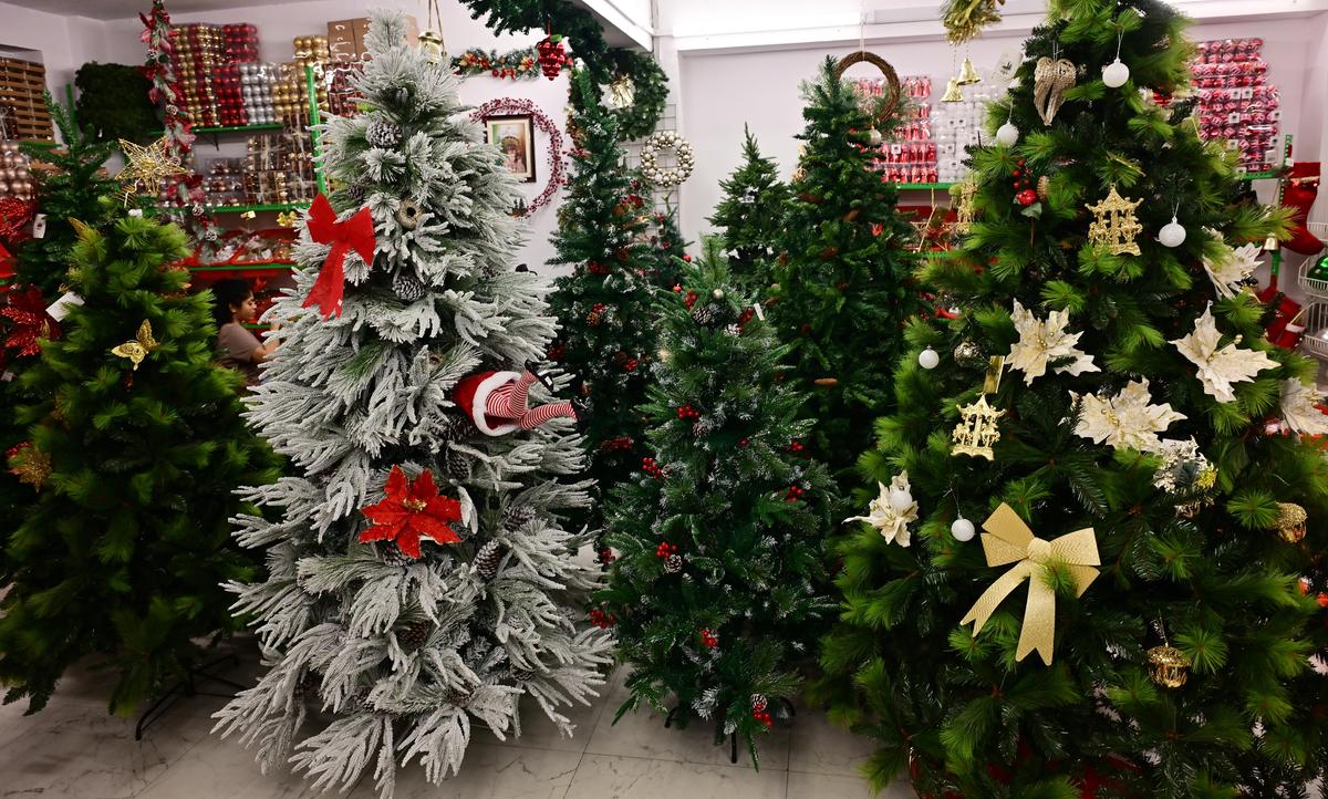 नुंगमबक्कम में एडवेंट क्रिसमस स्टोर में क्रिसमस की सजावट का एक दृश्य।