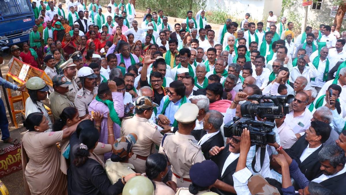 Protesting farmers make an attempt to lay siege to rehabilitation office in Bagalkot