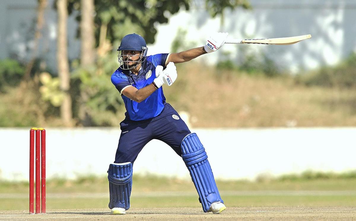 Harvik Desai de Saurashtra en acción. Harvik Desai de Saurashtra en acción.