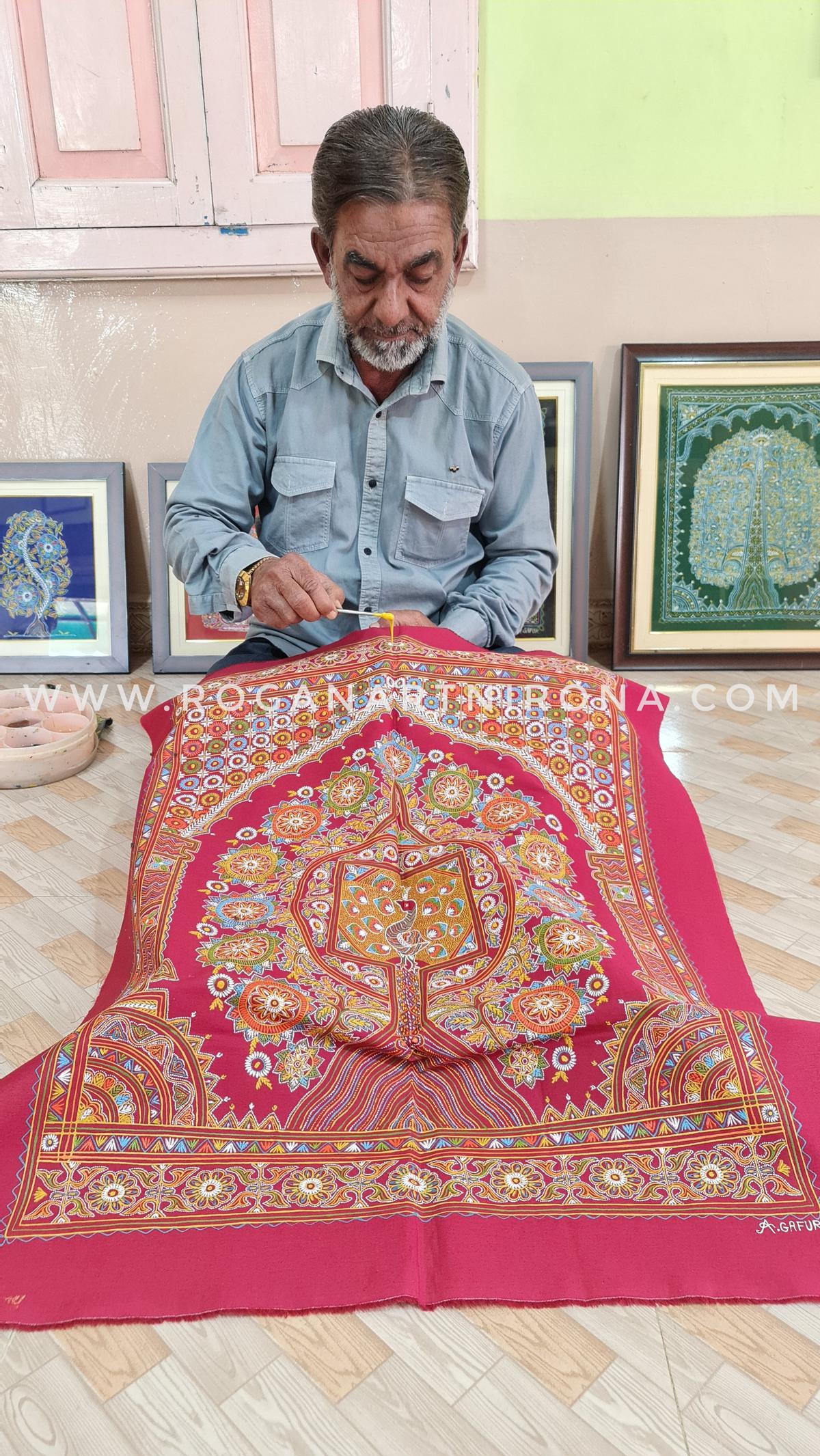Abdul Gafur Khatri, de handhaver van Rogan-kunst in zijn dorp Nirona in het district Kutch