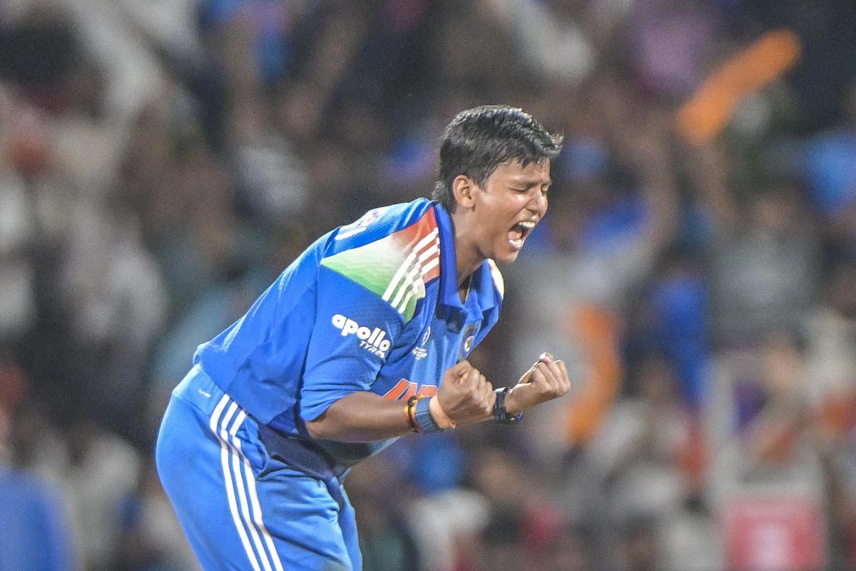   Deepti Sharma, de la India, celebra el wicket de Chole Tryon, de Sudáfrica, durante el partido final de la Copa Mundial Femenina de la CPI.