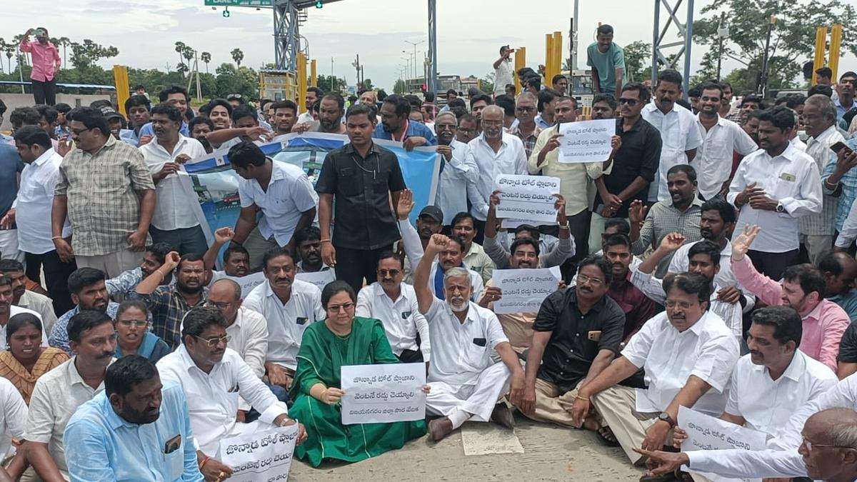 Protest against tollgate between Vizianagaram-Visakhapatnam