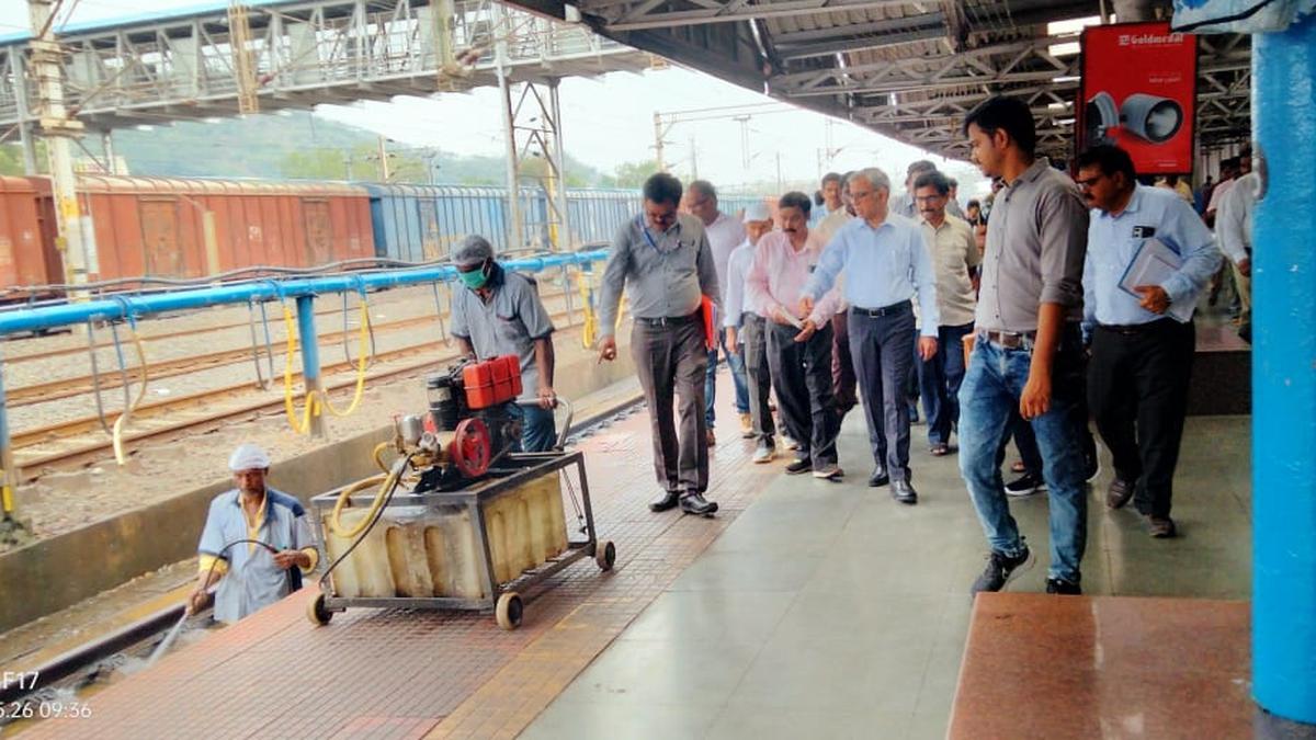SCR Additional GM inspects Vijayawada Railway Station