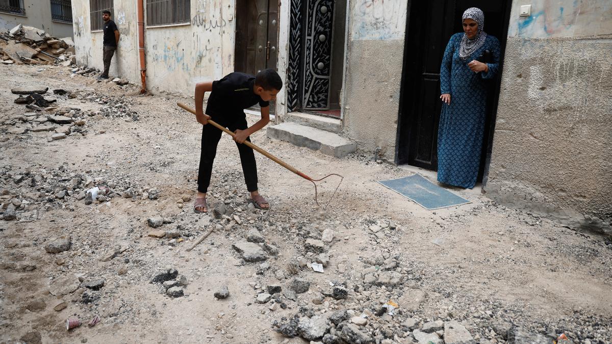 Israeli strikes in Gaza kill more than a dozen as health workers press on with polio vaccines