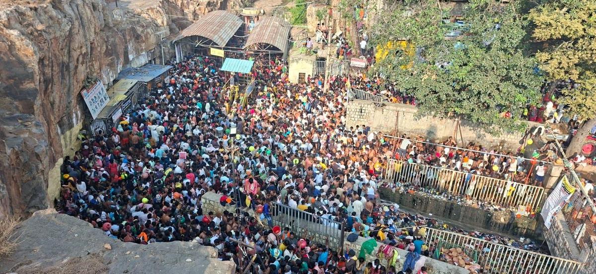 Pilgrims visit Yallamma temple in Saundatti for Bharat Hunnime festival -  The Hindu