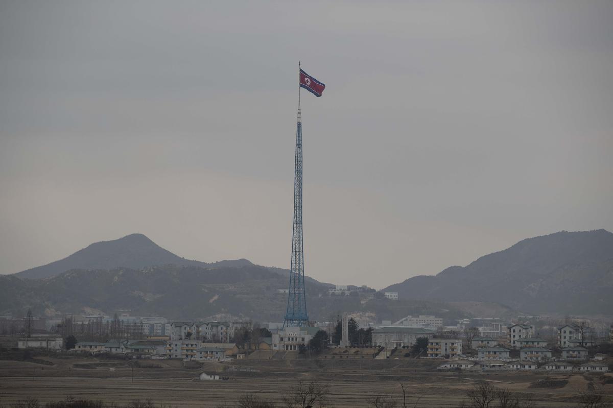 북한은 경제 문제의 징후일 수 있는 일부 외교 공관을 폐쇄하기로 결정했습니다.