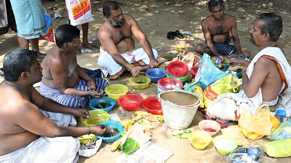 Thousands perform ‘Thai Ammavasai’ ritual along riverbanks and seashores in southern districts