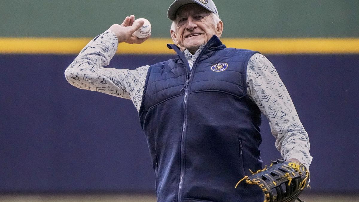 ’Mr. Baseball’ Bob Uecker, Brewers announcer, dies at 90