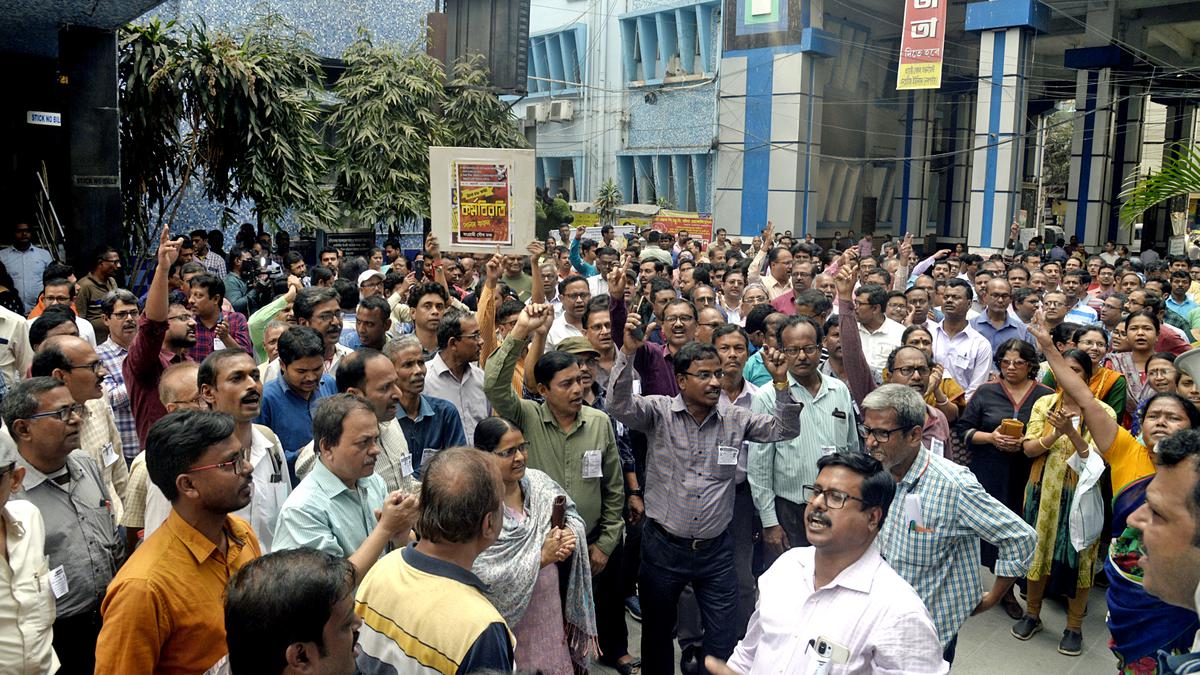 West Bengal govt. employees protest demanding DA hike