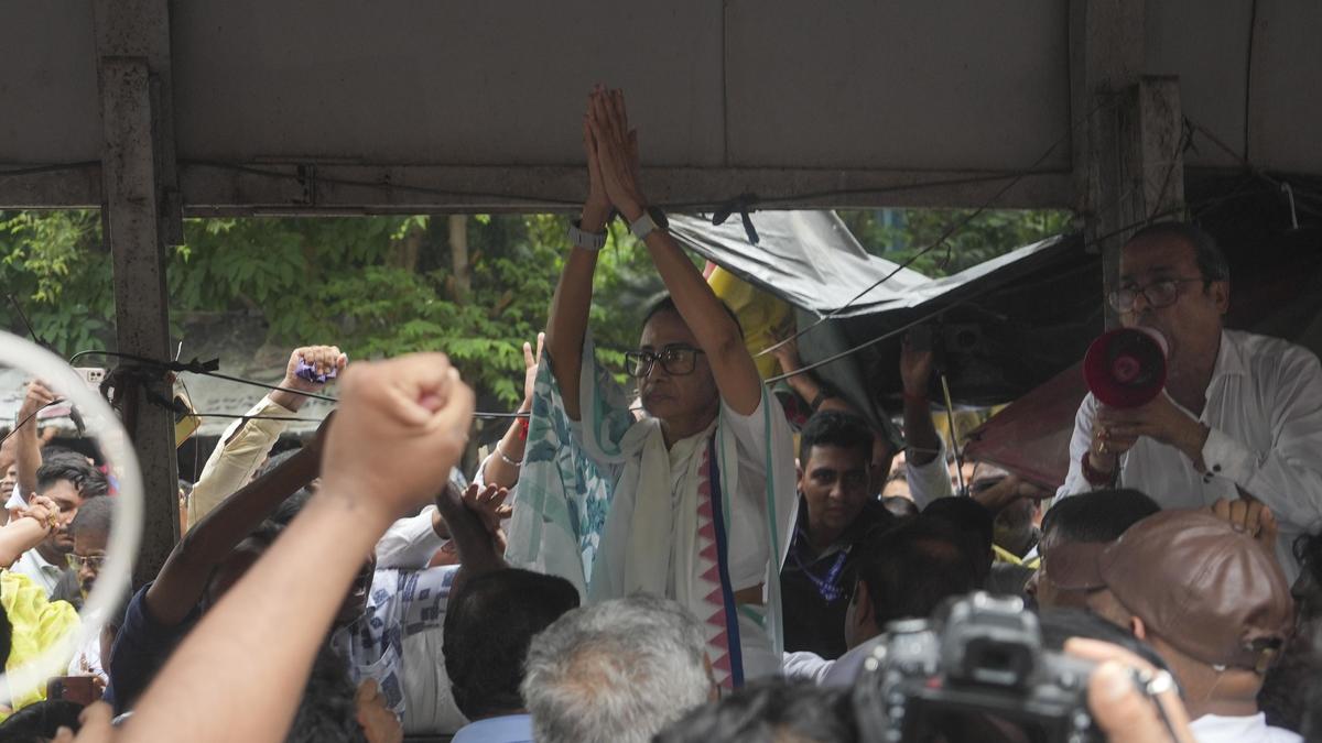 Trinamool chief Mamata sits on dharna in Kolkata to protest 'post-poll violence'