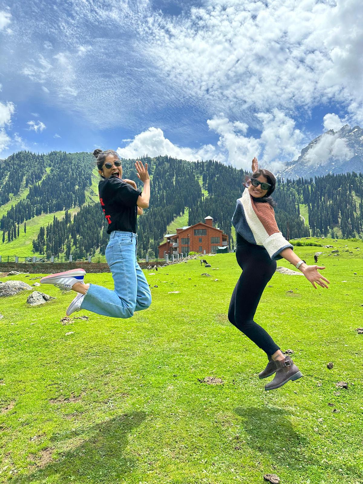 जुगनी के माध्यम से स्विट्जरलैंड की यात्रा पर महिलाएं