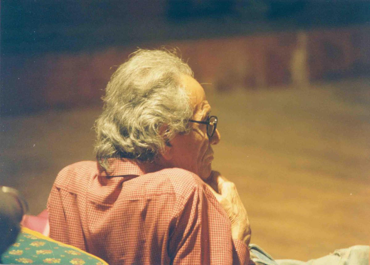 Habib Tanvir watches a rehearsal