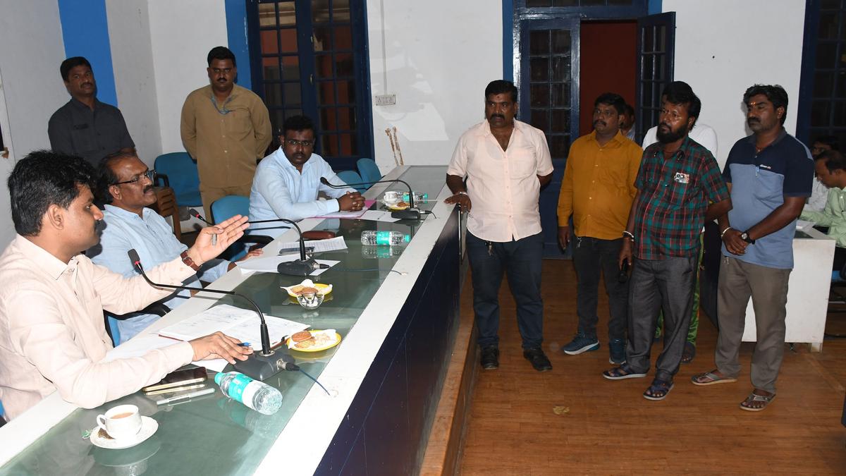 Municipal officials told to resolve problems of pourakarmikas on priority