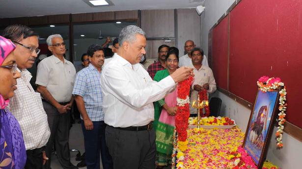 APSRTC, police officials pay tributes to Alluri