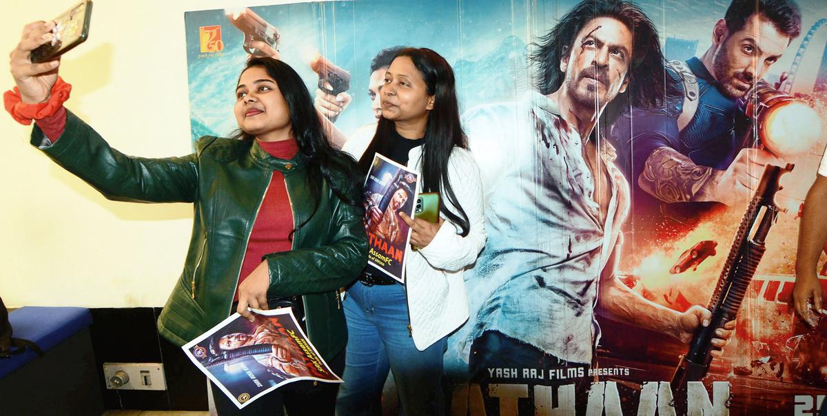 The repeated reference to the Japanese art of kintsugi in the film underscores Shah Rukh Khan’s ability to join broken hearts and bring people together