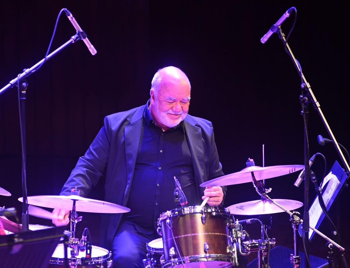Peter Erskine exhibited a gentle flourish on the drums Peter Erskine exhibited a gentle flourish on the drums