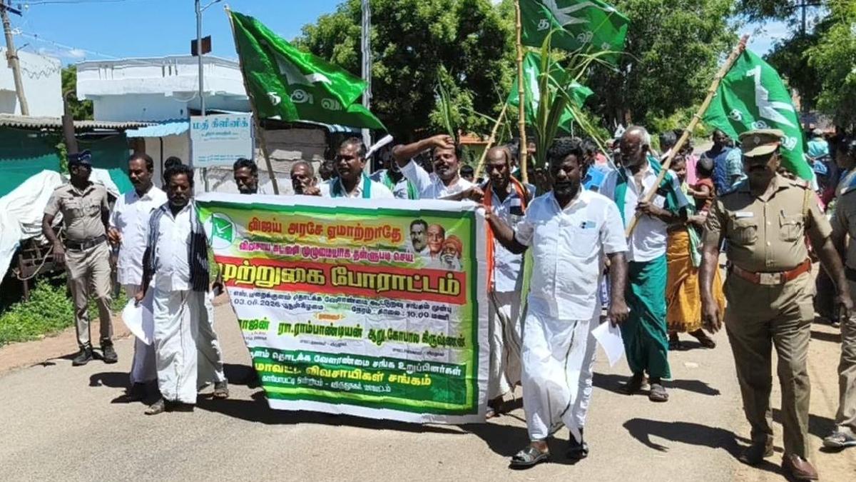 Farmers lay siege to PACB at S. Maraikulam demanding complete waiver of crop loan