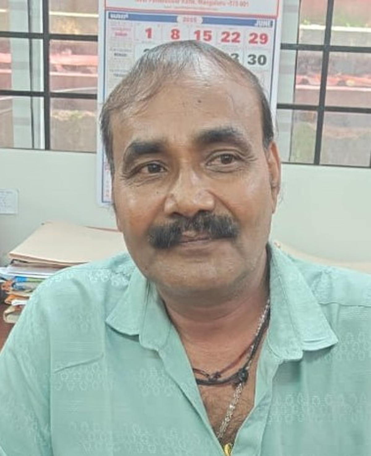 বেজিকার বেজাই নামে এক গৃহশক্তিকে তাগারুতে লেয়ারের পুলিশ অফিসারদের স্তর দ্বারা গ্রেপ্তার করা হয়েছিল। বেজিকার বেজাই নামে এক গৃহশক্তিকে তাগারুতে লেয়ারের পুলিশ অফিসারদের স্তর দ্বারা গ্রেপ্তার করা হয়েছিল।